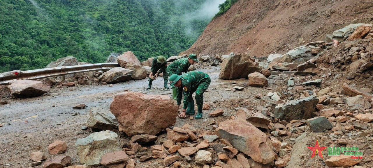 Đồn Biên phòng Mường Ải giúp dân khắc phục hậu quả mưa lũ